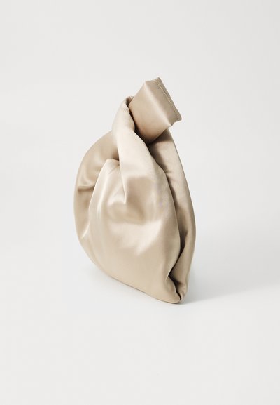 Satin beige taske med en uregelmæssig, knyttet top og blød, afrundet krop. Glat tekstur med en subtil glans, der skaber elegante folder.