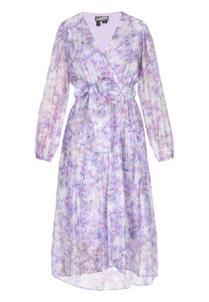 Maxikleid aus transparentem Stoff mit floralem Muster in Lila- und Rosatönen. Es hat einen Wickeldesign und lange Ärmel mit einem Bindegürtel.