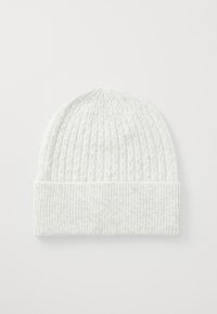 Bonnet en tricot de couleur gris clair avec un revers côtelé et un motif texturé. Matériau doux avec une finition lisse et un design de sommet arrondi.