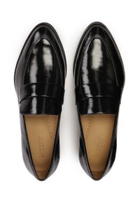 Zwarte gepatineerde leren loafers met een ronde neus, met een gladde afwerking en een platte zool. De binnenvoering is beige en heeft perforaties voor ademend vermogen.