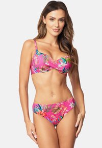 Roze bikini set met een gedraaid ontwerp, tropische bloemenpatronen, verstelbare bandjes en soepele, rekbare stof voor comfort.