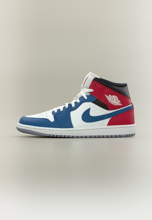 Υψηλό sneaker Nike Air Jordan σε λευκό, μπλε, κόκκινο και μαύρο με λευκά κορδόνια και λογότυπο στο κολάρο του αστραγάλου, εμφανιζόμενο από το πλάι.