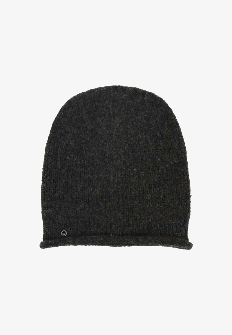 Beanie lavorato a maglia grigio scuro con orlo piegato e un piccolo logo metallico rotondo vicino alla parte inferiore.
