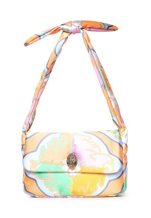 Bolso de hombro de seda colorido con patrón floral en tonos pastel, correa atada y un broche decorativo en forma de escarabajo en la solapa frontal.