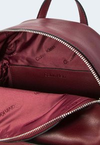 Calvin Klein RE-LOCK ROUND - Sac à dos - bordeaux