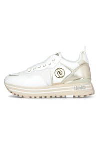 Zapatillas blancas y doradas con una mezcla de cuero suave y malla. Presenta un acento dorado texturizado, detalle del logo y una suela gruesa y estriada.