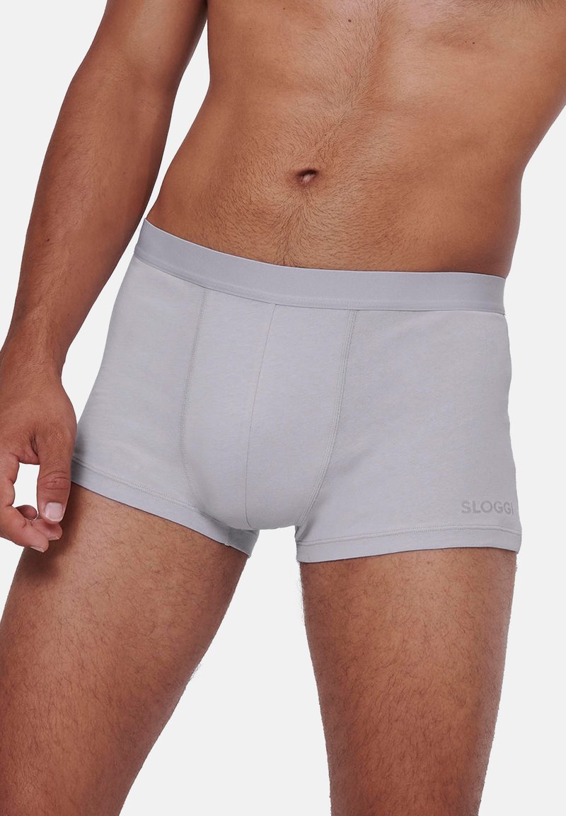 Grå bomullsboxershorts med en åtsittande passform, elastiskt midjeband och subtila sömdetaljer. Varumärkeslogotyp synlig på vänster sida.