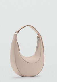 Sac à bandoulière beige de forme arrondie, avec une surface texturée et une fermeture éclair. Comprend une large bandoulière et un design minimaliste.