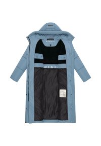 Cappotto lungo imbottito di colore azzurro chiaro con chiusura a zip, foderato internamente di nero, con diverse tasche e dettagli del marchio all'interno.