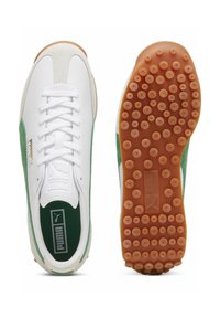 Zapatillas deportivas blancas y verdes con un upper de ante y sintético, suela de goma con grips circulares y un diseño de plantilla con marca.