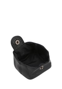 Schwarze Lederhülle mit strukturiertem Äußeren, leicht rechteckiger Form und einem Druckverschluss. Innenfutter aus schwarzem Stoff.