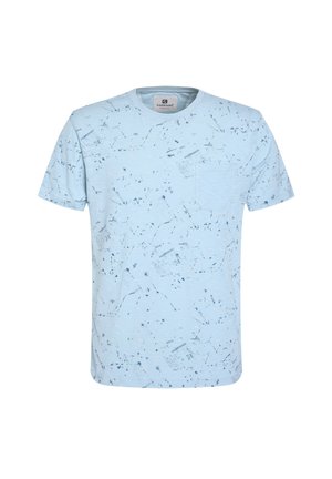 Lichtblauwe T-shirt met korte mouwen van een gestructureerde stof, met een borstzak en een abstract patroon in donkerblauwe tinten.