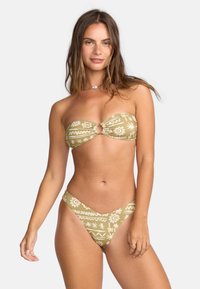 Bikini set v olivově zelené barvě se bílými květinovými a geometrickými vzory. Bezramínkový top má detail uzlu v přední části; spodní díl je ve vysokém střihu.