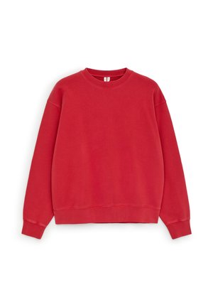 Sudadera roja con cuello redondo, mangas largas y puños y bajo acanalados, mostrada sobre un fondo blanco.