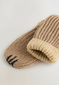 Moufles en tricot marron avec un design en rib et texturé, dotées d'un poignet de couleur crème et d'un détail en rayure noire sur une des moufles.