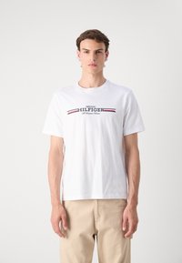 Tommy Hilfiger CHEST STRIPE TEE - T-shirt con stampa - white