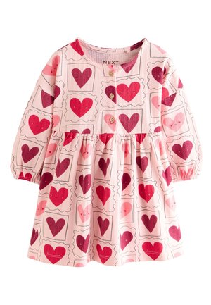 Lyserød babykjole med lange ærmer med røde og mørkrosa hjertemønstre inde i afgrænsede firkanter, med rund halsudskæring og tre små knapper foran.