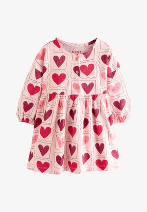 Lyserød babykjole med lange ærmer med røde og mørkrosa hjertemønstre inde i afgrænsede firkanter, med rund halsudskæring og tre små knapper foran.