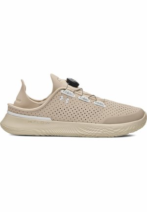 Beżowy but sportowy z perforowaną górą, slip-on, z białym logo Under Armour i czarnym systemem zaciskowym na sznurówkach.