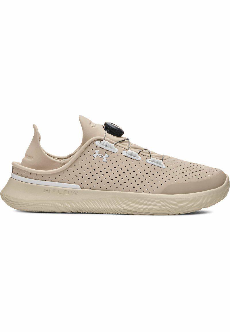 Beži spordijalatsid, millel on augustatud pealis, slip-on disain, valge Under Armour logo ja musta reguleerimisnupuga süsteem paeladel.