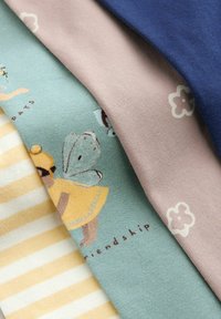 Capas de tela de algodón: rayas amarillo pálido, menta con estampado de mariposas, rosa claro con detalles florales y azul oscuro sólido. Textura suave, colores variados.