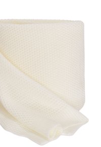 Tessuto bianco testurizzato con motivo a nido d'ape, caratterizzato da un aspetto morbido e intrecciato. Bordi lisci e pieghe creano un effetto stratificato.