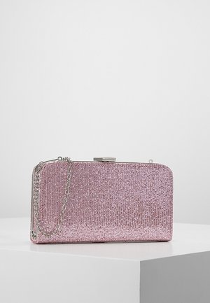 Rechteckige metallic-rosa Clutch aus Metall mit strukturiertem Oberflächen, silberner Kettenriemen und Verschluss. Hat ein elegantes Schimmer-Finish.