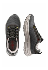 Baskets en tissu gris avec une finition texturée, présentées avec des lacets ronds, des œillets multicolores et une épaisse semelle blanche à motifs en vagues.