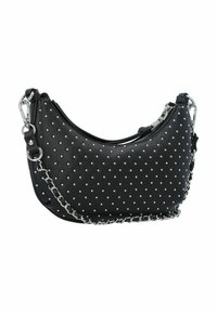Bolso de hombro de cuero negro con tachuelas plateadas, en forma de media luna estructurada y strap de cadena. Presenta un cierre con cremallera y una superficie texturizada.