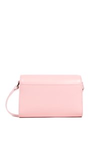Borsa a tracolla rosa in pelle, di forma rettangolare, con superficie liscia e una singola tracolla regolabile. Presenta un design minimalista con una patta superiore.