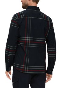 Donkerblauwe geruite overhemd met grijze en rode strepen, voorzien van knoopmanchetten en een klassieke kraag. Katoenen materiaal, gladde textuur.