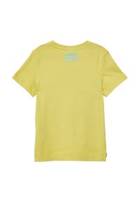 Korte mouwen gele T-shirt gemaakt van zachte katoen, met een ronde halslijn en lichtblauwe tekst "BRULLENDE MOTORen. STOF. PLEZIER." op de achterkant.