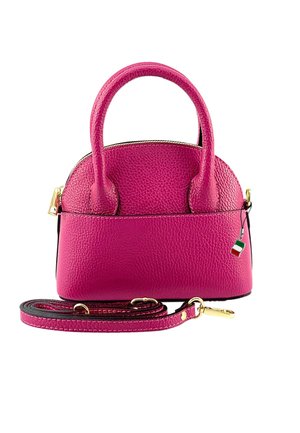 Petit sac à main en cuir texturé rose vif avec doubles poignées, bandoulière amovible, quincaillerie dorée et petit charme de drapeau italien.