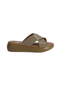 Slide-sandalen met een glanzend taupe synthetisch bovenwerk met een krokodillenpatroon, een gevoerde tan binnenzool en een getextureerde bruine platformzool.