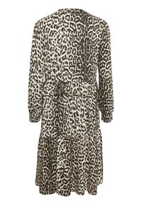 Klänning med leopardmönster som har långa ärmar, en rund halsringning, ett lager på lager nertill och en uppsydd midja. Tyget har en mjuk, slät textur.