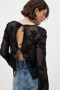 Schwarzes Spitzentop mit floralem Bestickungsdesign, offener Rückseite und Bindeschluss. Verfügt über zartes Material und strukturierten, gerippten Stoff.