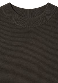 Ciemnobrązowy sweter dziany z prążkowanym, okrągłym dekoltem i teksturowanym wzorem na całej tkaninie, podkreślający jego miękkość i ciepło.
