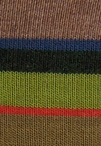 Strickstoff mit horizontalen Streifen in Grün, Rot, Braun, Blau und Schwarz. Strukturiert mit einer Variation in Farbe und Muster.