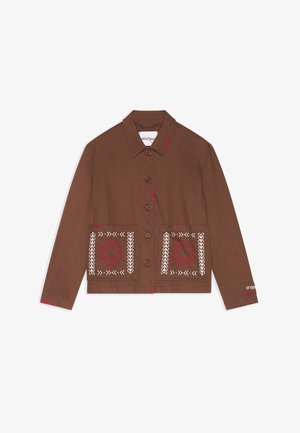 Veste marron à boutonnière avec col pointu, deux poches avant ornées de broderies florales blanches et rouges, et détails de surpiqûres rouges.