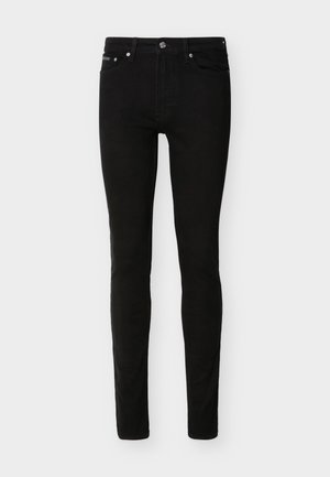 Jean noir ajusté avec cinq poches, passants pour ceinture et fermeture par bouton métallique à la taille, présenté sur un fond uni.