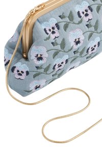 Vyšívan á modrá taštička s fialkami, zlatý kovový rám a řetízkový popruh. Má texturovanou lněnou látku a květinový vzor.