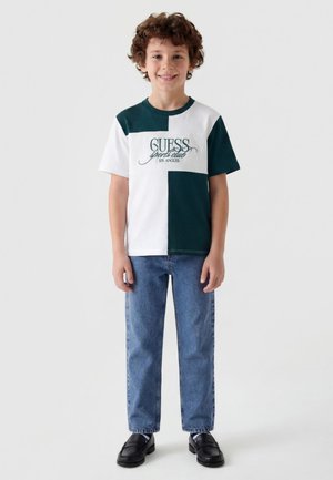 Guess, T-SHIRT MIT GESTICKTEM LOGO - T-shirts print - mehrfarbig grün