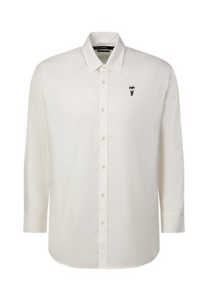 Camisa blanca de manga larga con botones, cuello clásico y pequeño logo gráfico negro en el pecho izquierdo.