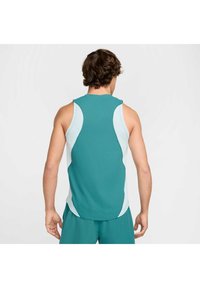 Camiseta sin mangas de atletismo para hombre en color azul verdoso con paneles en azul claro. Presenta un diseño deportivo con una tela texturizada y acentos curvados en los laterales.