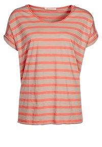Světle béžové tričko s korálovými horizontálními pruhy, s výstřihem do lodi, spadlými rameny a ohrnutými rukávy. Měkká, hladká látka s volným střihem.