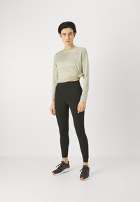 New Balance SPORT ESSENTIALS LONG SLEEVE - Hosszú ujjú felső - olivine