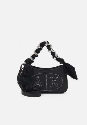 Zwarte leren handtas met gespikkeld "A|X"-logo, met een ketting en een korte gevlochten stofhandgreep en een afneembare schouderriem.