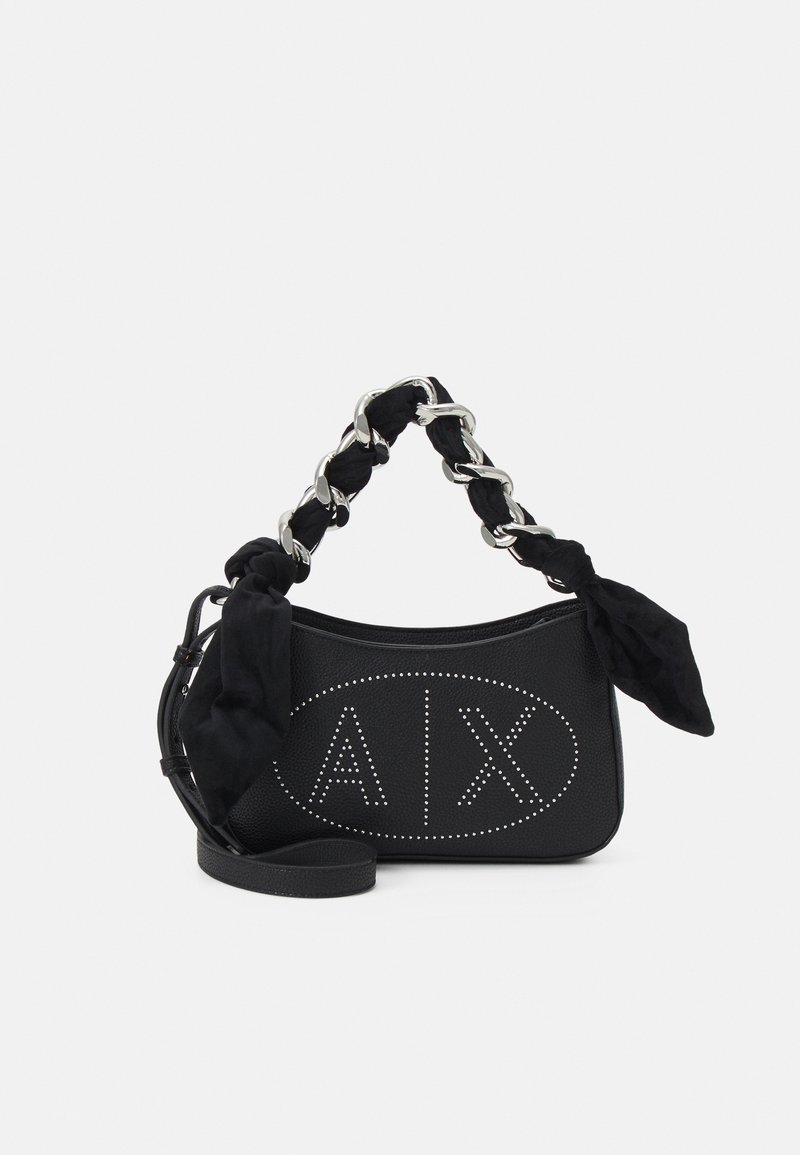 Sac à main en cuir noir avec logo clouté "A|X", avec une chaîne, une courte poignée tressée en tissu et une bandoulière amovible.