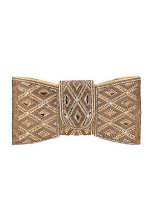 Beżowa kopertówka w kształcie kokardki ozdobiona złotymi i przezroczystymi kryształkami ułożonymi w geometryczne wzory diamentowe.