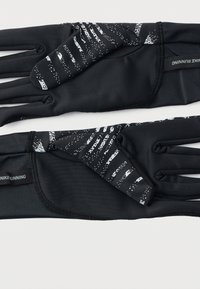 Μαύρα γάντια τρεξίματος από ελαστικό ύφασμα. Διαθέτουν ψηφιακό σχέδιο σε γκρι χρώμα στην πίσω πλευρά, με εφαρμογή που εφαρμόζει άνετα και αδιάκοπη κατασκευή.